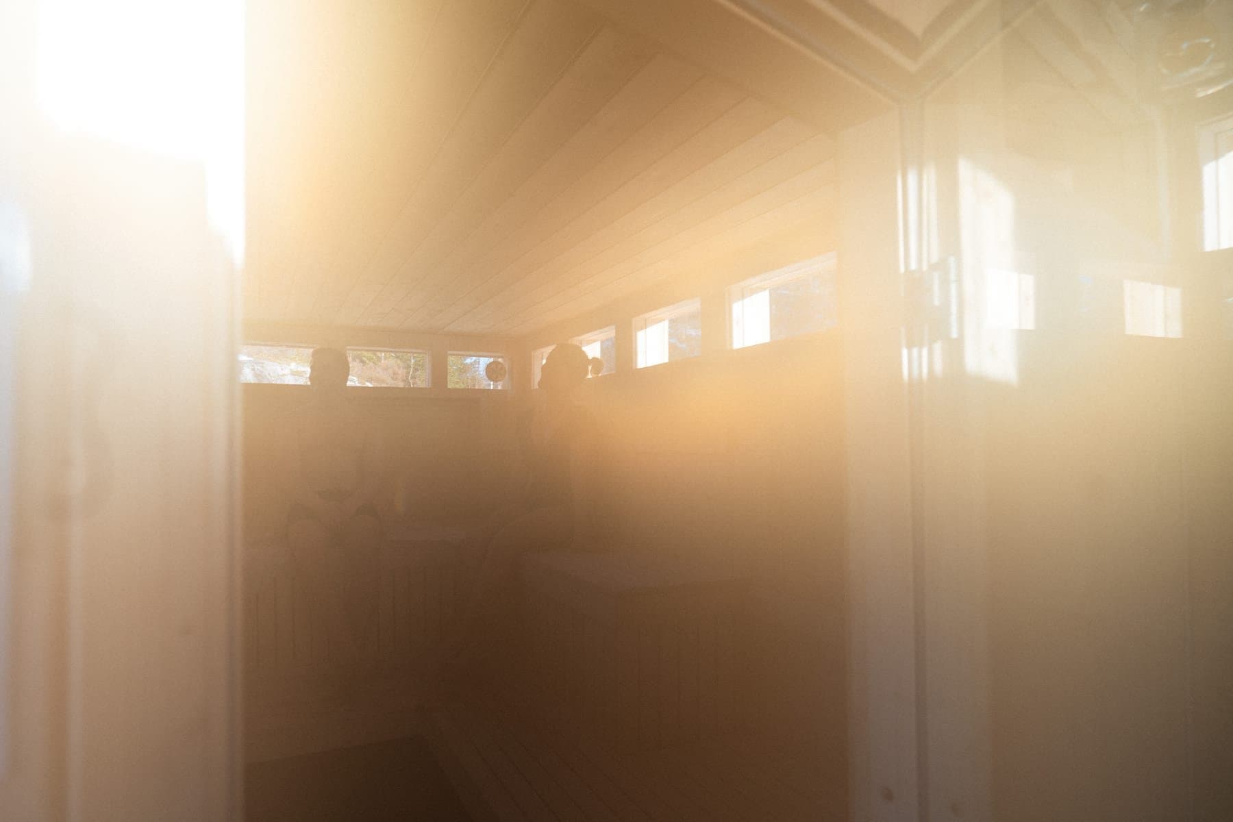 Sollys gjennom vindauga inne i saunaen